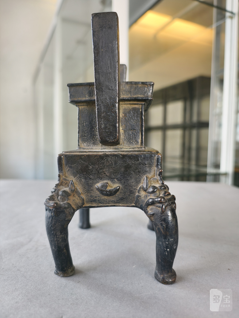 Two bronze incense burners, one on three legs, the second in the shape of a 'fang ding' - 图18